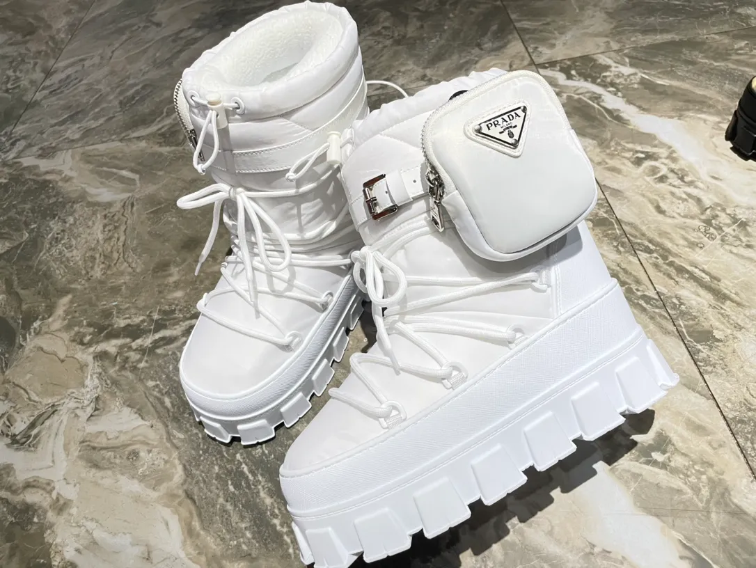 👟👟Ex-factory price 760👟👟 The highest version on the market, Prada's king style, snow boots, ski boots, fat and cute, so cute →_→ From the Prada limited series, unique. Shiny nylon Oblique upper with criss-cross straps for an ideal fit. The boots are made of technical fabric and have a short-cut version. They can be worn in the city or in the mountains. They make the calves slimmer, taller, warmer and have a concave shape. The boots and soles use the original waterproof effect. The size is 35-40. 41Customized